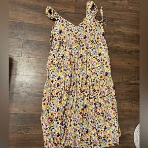 Old Navy Long cupped flower dress with pockets